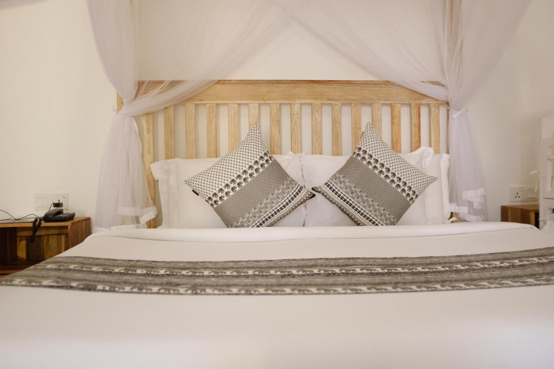 Nivadoo Resort Sigiriya Rum bild A bed with a mosquito net
