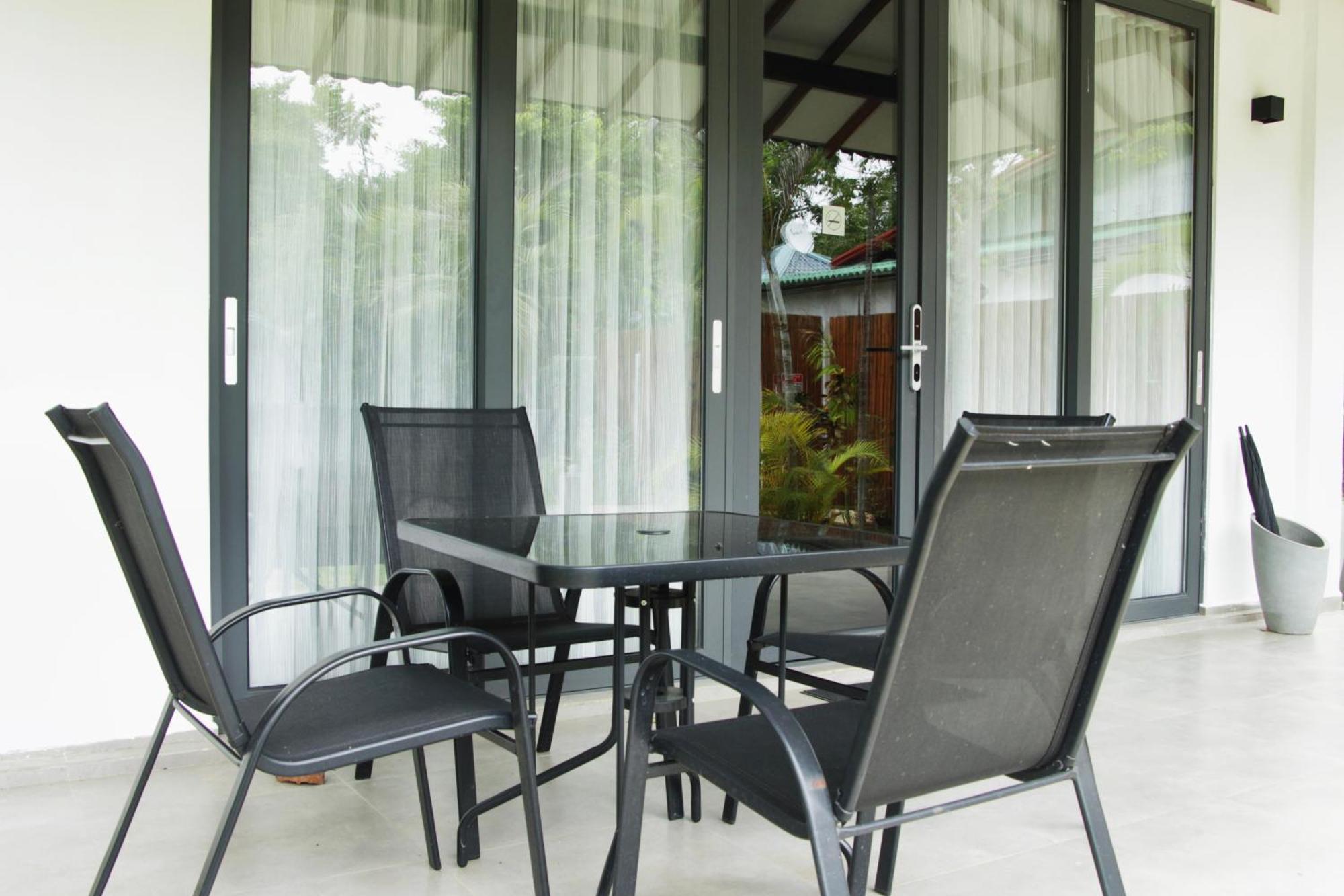 Nivadoo Resort Sigiriya Rum bild A set of patio furniture